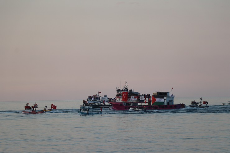 rizede-denizciler-filistin-ve-kuresel-sumud-filosuna-destek-icin-karadenize-acildi-5.jpg