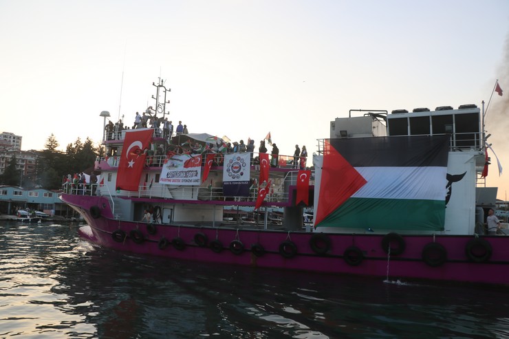 rizede-denizciler-filistin-ve-kuresel-sumud-filosuna-destek-icin-karadenize-acildi-7.jpg
