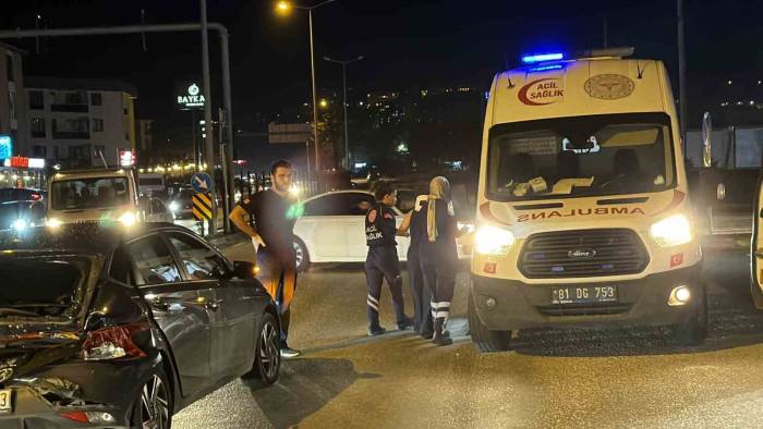 Kırmızı Işıkta Duran Otomobile Kamyon Çarptı: 2 Yaralı