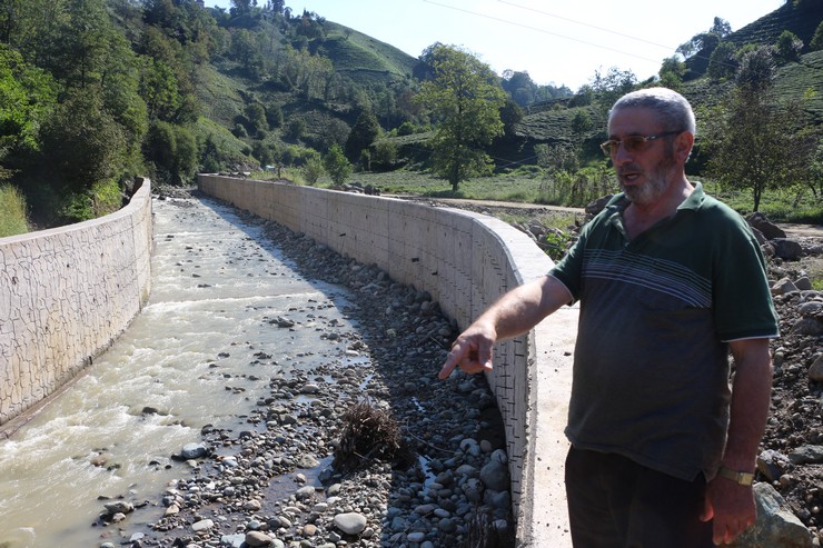 rizeli-cay-mustahsili-yapilan-dere-islahi-nedeniyle-gecemedigi-bahcesinde-olan-cayini-nasil-toplayacagini-kara-kara-dusunuyor-1.jpg