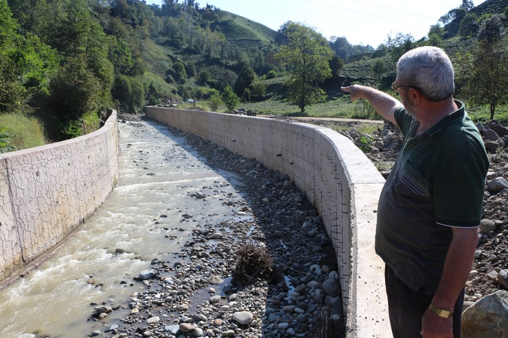 rizeli-cay-mustahsili-yapilan-dere-islahi-nedeniyle-gecemedigi-bahcesinde-olan-cayini-nasil-toplayacagini-kara-kara-dusunuyor-4.jpg