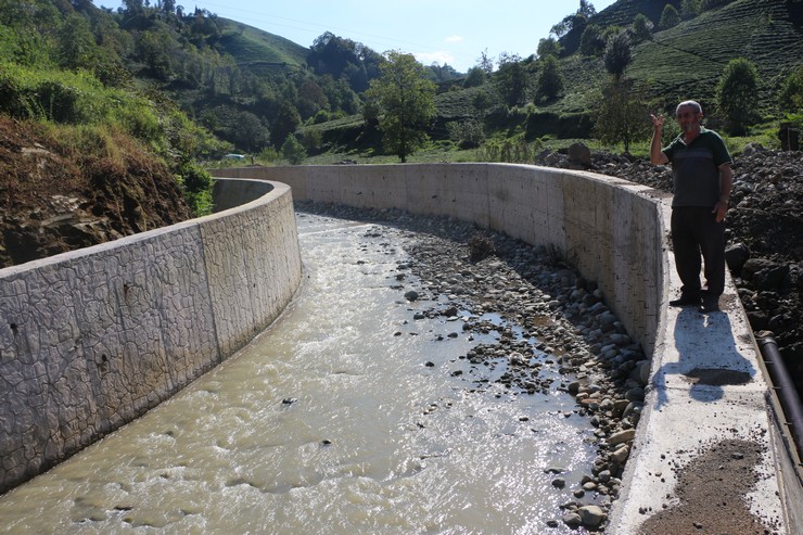 rizeli-cay-mustahsili-yapilan-dere-islahi-nedeniyle-gecemedigi-bahcesinde-olan-cayini-nasil-toplayacagini-kara-kara-dusunuyor-5.jpg