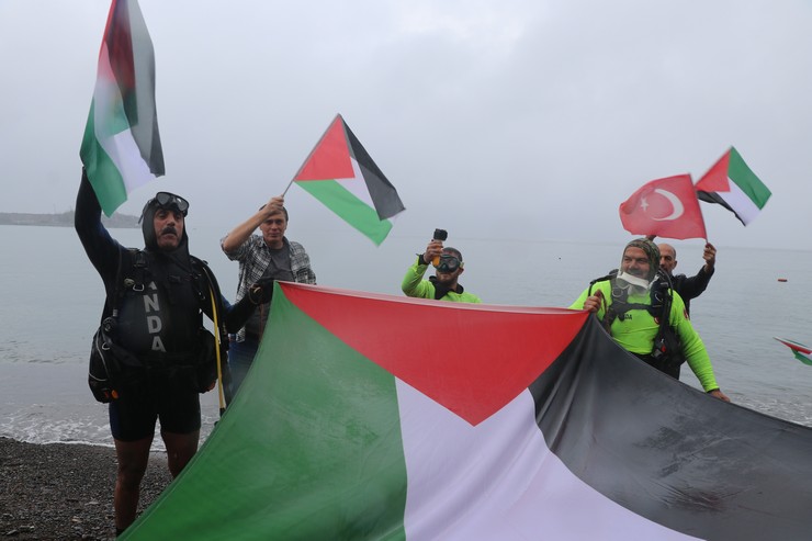 rizede-arama-kurtarma-dernegi-uyeleri-su-altinda-turk-ve-filistin-bayraklari-acti-1.jpg