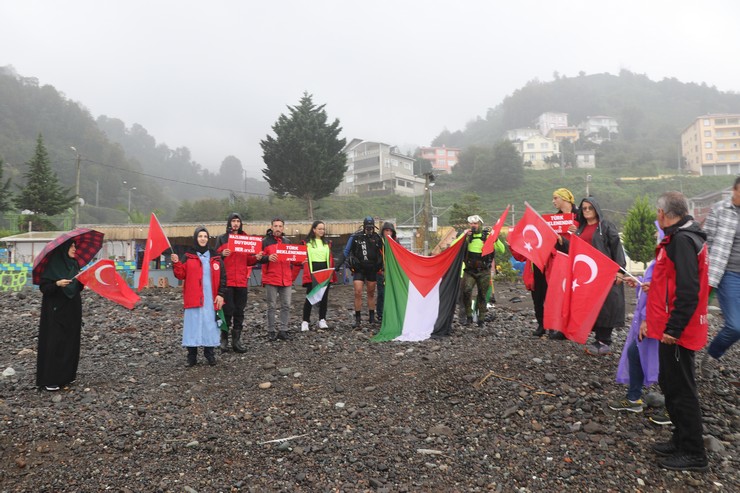 rizede-arama-kurtarma-dernegi-uyeleri-su-altinda-turk-ve-filistin-bayraklari-acti-2.jpg