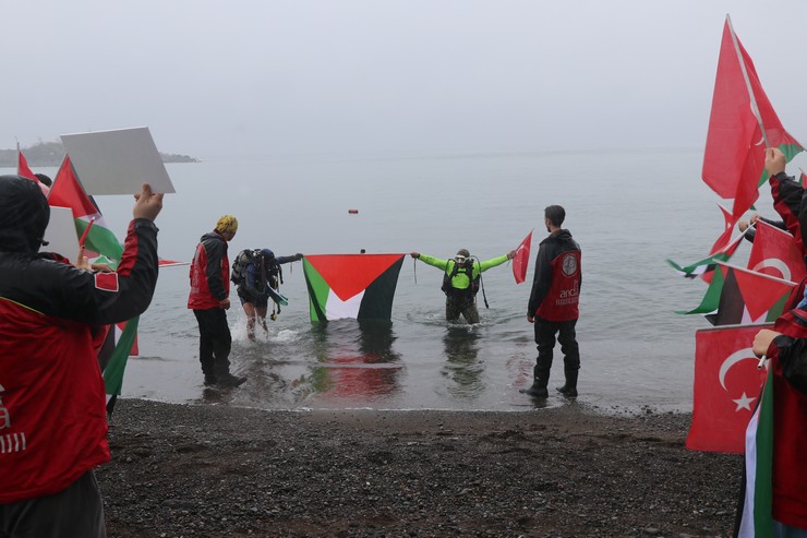 rizede-arama-kurtarma-dernegi-uyeleri-su-altinda-turk-ve-filistin-bayraklari-acti-3.jpg