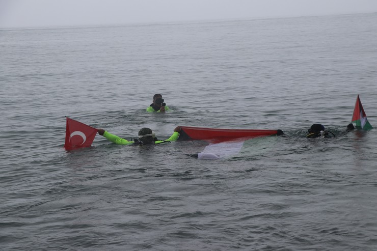 rizede-arama-kurtarma-dernegi-uyeleri-su-altinda-turk-ve-filistin-bayraklari-acti-4.jpg