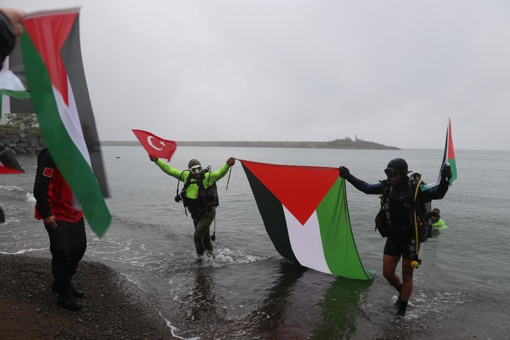 rizede-arama-kurtarma-dernegi-uyeleri-su-altinda-turk-ve-filistin-bayraklari-acti-6.jpg