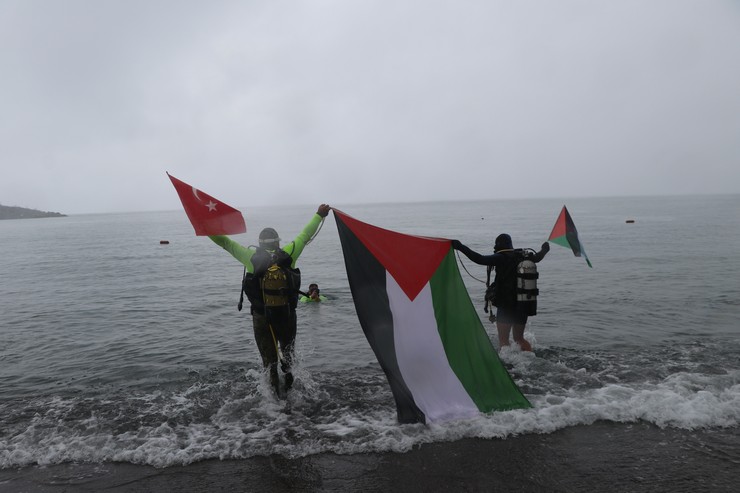 rizede-arama-kurtarma-dernegi-uyeleri-su-altinda-turk-ve-filistin-bayraklari-acti-7.jpg