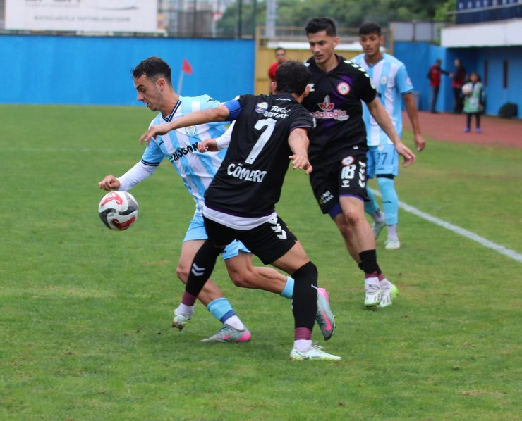 tff-3-lig-5-haftasinda-pazarspor-ilk-galibiyetini-almak-icin-bugun-evinde-ligin-namaglup-takimlarindan-kdz-eregli-belediye-sporu-agirliyor-3.jpg