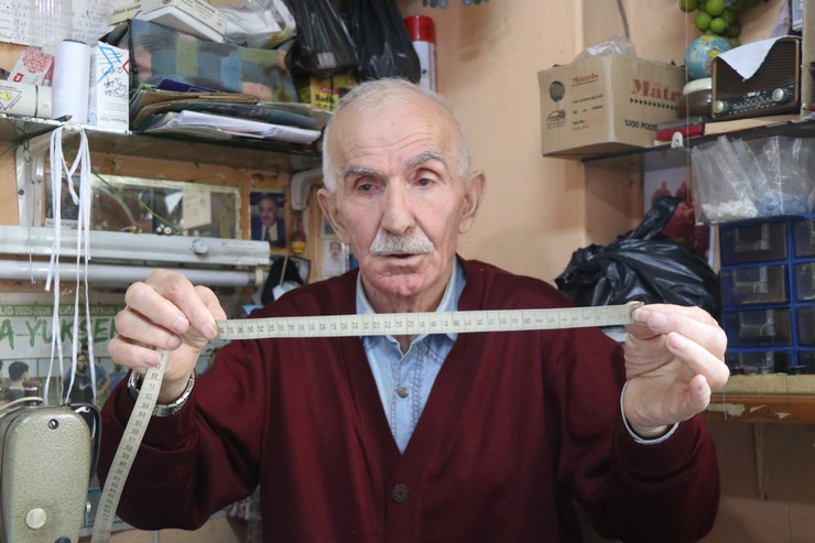 rizede-62-yildir-terzi-olarak-hayatini-surduren-emin-karaali-yilin-ahisi-secilerek-bu-kulturun-yasayan-temsilcilerinden-biri-oldu-1.jpg