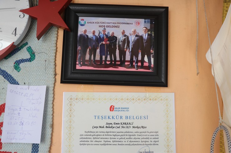 rizede-62-yildir-terzi-olarak-hayatini-surduren-emin-karaali-yilin-ahisi-secilerek-bu-kulturun-yasayan-temsilcilerinden-biri-oldu-10.jpg