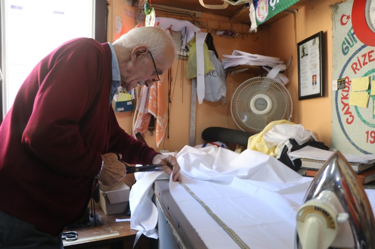 rizede-62-yildir-terzi-olarak-hayatini-surduren-emin-karaali-yilin-ahisi-secilerek-bu-kulturun-yasayan-temsilcilerinden-biri-oldu-11.jpg