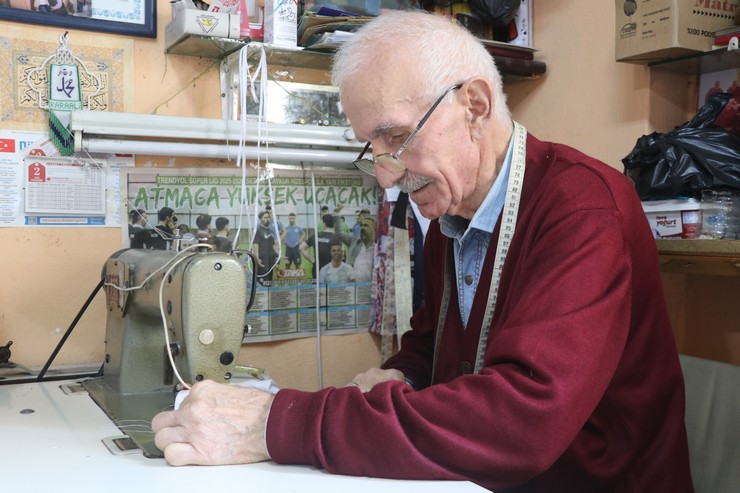 rizede-62-yildir-terzi-olarak-hayatini-surduren-emin-karaali-yilin-ahisi-secilerek-bu-kulturun-yasayan-temsilcilerinden-biri-oldu-2.jpg