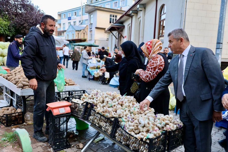 artvin-valisi-turan-ergunden-halk-pazari-esnafina-ziyaret-10.jpg