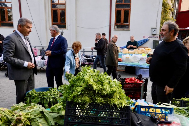 artvin-valisi-turan-ergunden-halk-pazari-esnafina-ziyaret-3.jpg