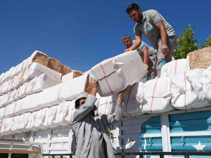 Yangın Mağduru Çiftçiye Yem Ve Saman Desteği Sağlandı