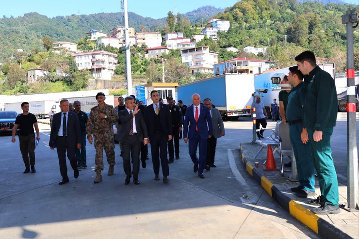 artvin-valisi-turan-ergun-turkiyenin-kafkaslar-ve-orta-asyaya-acilan-kapisi-konumundaki-sarp-sinir-kapisindan-bu-yilin-ocak-eylul-doneminde-3-milyon-951-bin-538-yolc-3.jpg