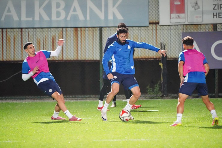 caykur-rizespor-trendyol-super-lig-mehmet-ali-yilmaz-sezonu-9-haftasinda-sahasinda-oynayacagi-trabzonspor-derbisi-hazirliklarina-basladi-4.jpg