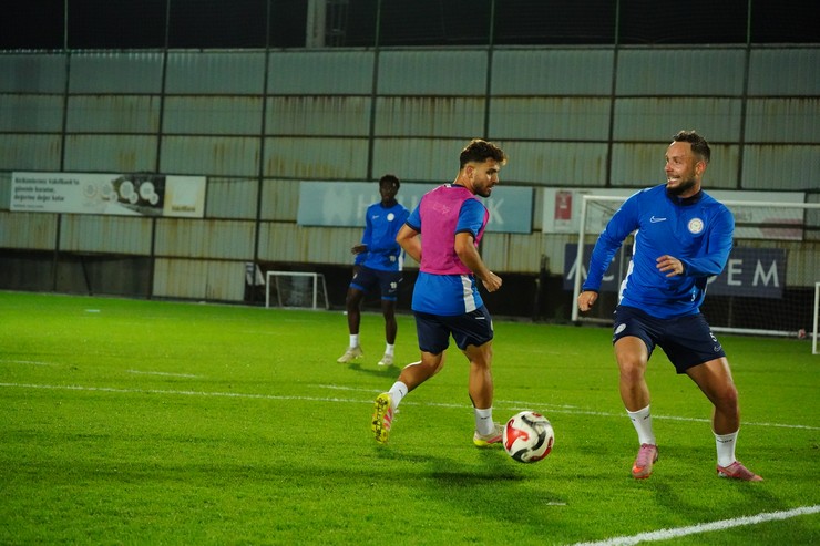 caykur-rizespor-trendyol-super-lig-mehmet-ali-yilmaz-sezonu-9-haftasinda-sahasinda-oynayacagi-trabzonspor-derbisi-hazirliklarina-basladi-5.jpg