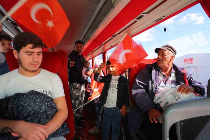 Suriyelilerin Ülkelerine Geri Dönüşü Sürüyor