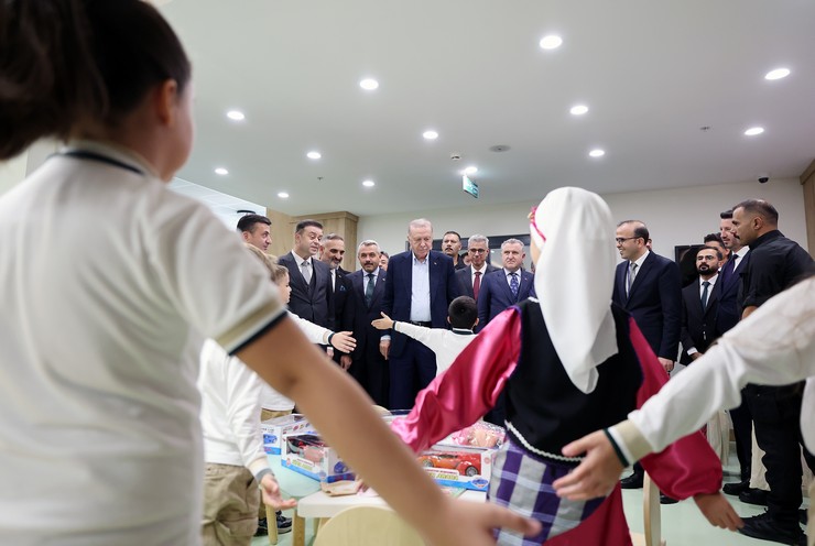 cumhurbaskani-erdogan-cay-ilkokulu-minik-ogrencilerine-hayran-kaldi-1.jpg