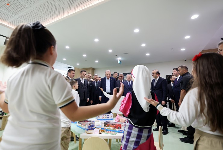 cumhurbaskani-erdogan-cay-ilkokulu-minik-ogrencilerine-hayran-kaldi-2.jpg