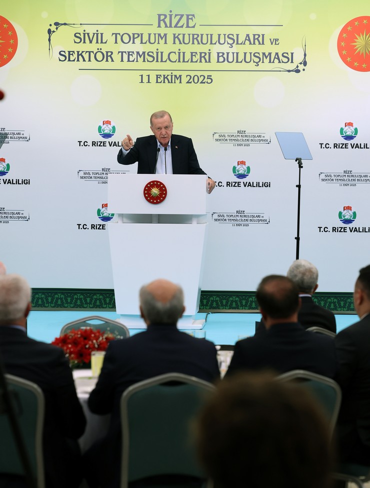 cumhurbaskani-recep-tayyip-erdogan-rizede-sivil-toplum-kuruluslari-ve-sektor-temsilcileri-bulusmasi-programinda-konustu-2.jpg