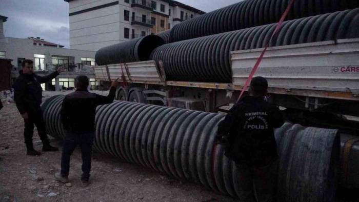 İnşaatta Üzerine 750 Kilo Plastik Boru Düşen Sürücü Ağır Yaralandı