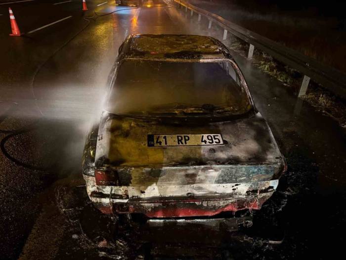 Tem’de Seyir Halindeki Otomobil Alev Alev Yandı