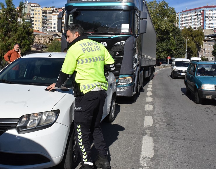 trabzonun-comlekci-tunelinden-rize-istikametine-ilerleyen-tir-kamyon-ve-iki-otomobil-carpisti-1.jpg