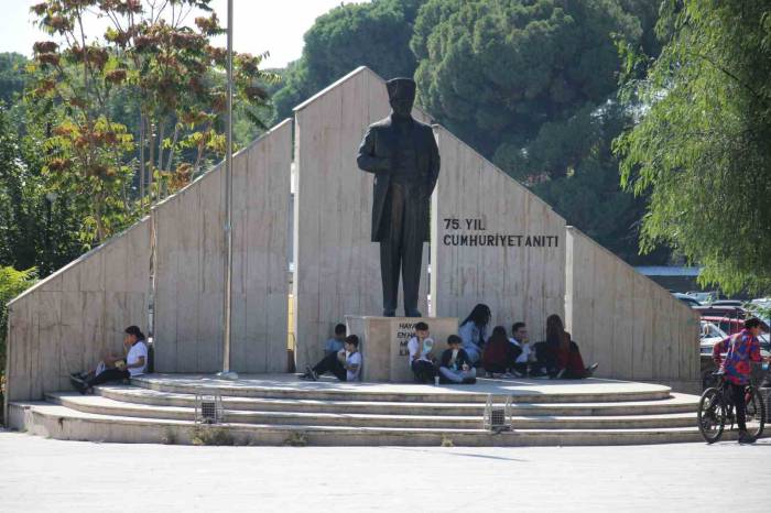 Aydın’da İlginç Manzara: Okul Yemekhanesine Alınmayan Öğrenciler Öğle Yemeğini Sokakta Yemek Zorunda Kalıyor