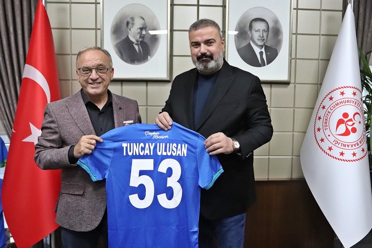 caykur-rizespor-kulubu-baskani-ibrahim-turgut-ve-yonetim-kurulu-uyeleri-genclik-ve-spor-il-muduru-ramazan-ozturku-makaminda-ziyaret-ederek-rizedeki-sporun-gelecegi-h-3.jpg