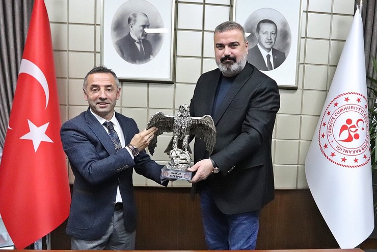 caykur-rizespor-kulubu-baskani-ibrahim-turgut-ve-yonetim-kurulu-uyeleri-genclik-ve-spor-il-muduru-ramazan-ozturku-makaminda-ziyaret-ederek-rizedeki-sporun-gelecegi-h-4.jpg