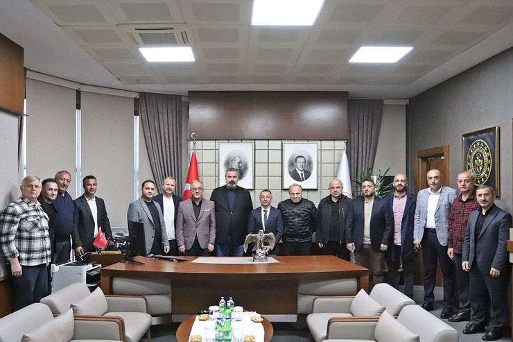 caykur-rizespor-kulubu-baskani-ibrahim-turgut-ve-yonetim-kurulu-uyeleri-genclik-ve-spor-il-muduru-ramazan-ozturku-makaminda-ziyaret-ederek-rizedeki-sporun-gelecegi-h-7.jpg