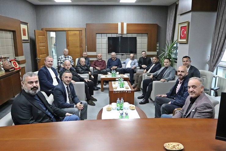 caykur-rizespor-kulubu-baskani-ibrahim-turgut-ve-yonetim-kurulu-uyeleri-genclik-ve-spor-il-muduru-ramazan-ozturku-makaminda-ziyaret-ederek-rizedeki-sporun-gelecegi-h.jpg