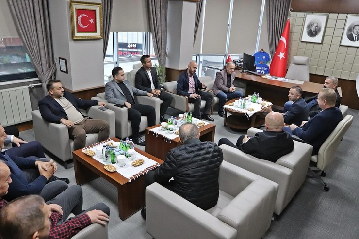 caykur-rizespor-kulubu-baskani-ibrahim-turgut-ve-yonetim-kurulu-uyeleri-genclik-ve-spor-il-muduru-ramazan-ozturku-makaminda-ziyaret-ederek-rizedeki-sporun-gelecegi-hak-1.jpg