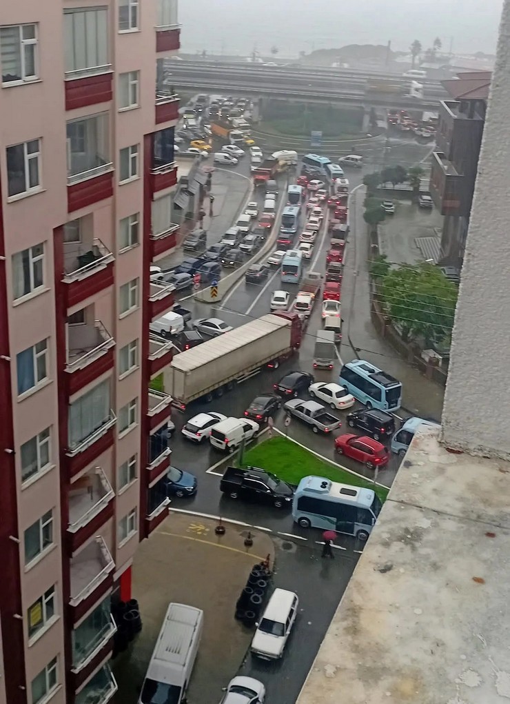 Rize'de Hastanesi Kavşağında Trafik Kabusu