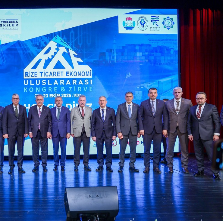 rizede-recep-tayyip-erdogan-universitesi-kongre-ve-kultur-merkezinde-uluslararasi-rize-ticaret-ve-ekonomi-kongresi-zirvesi-duzenlendi-1.jpg