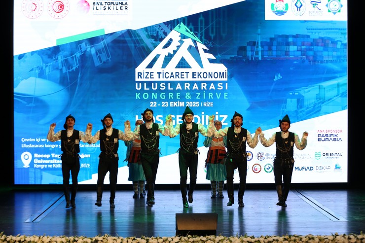 rizede-recep-tayyip-erdogan-universitesi-kongre-ve-kultur-merkezinde-uluslararasi-rize-ticaret-ve-ekonomi-kongresi-zirvesi-duzenlendi-10.jpg