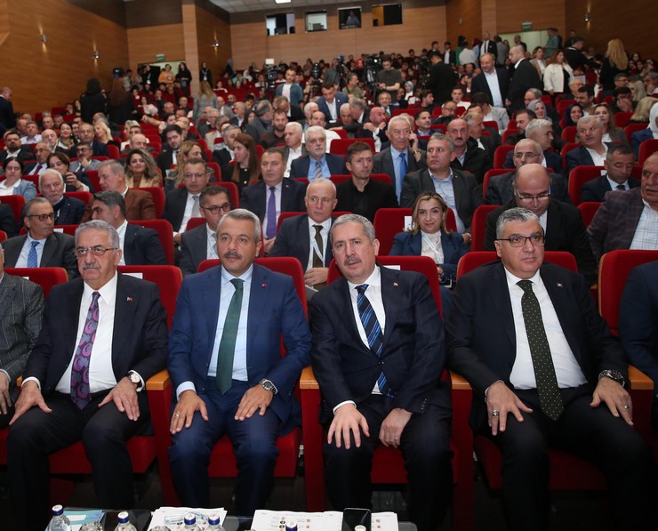 rizede-recep-tayyip-erdogan-universitesi-kongre-ve-kultur-merkezinde-uluslararasi-rize-ticaret-ve-ekonomi-kongresi-zirvesi-duzenlendi-3.jpg