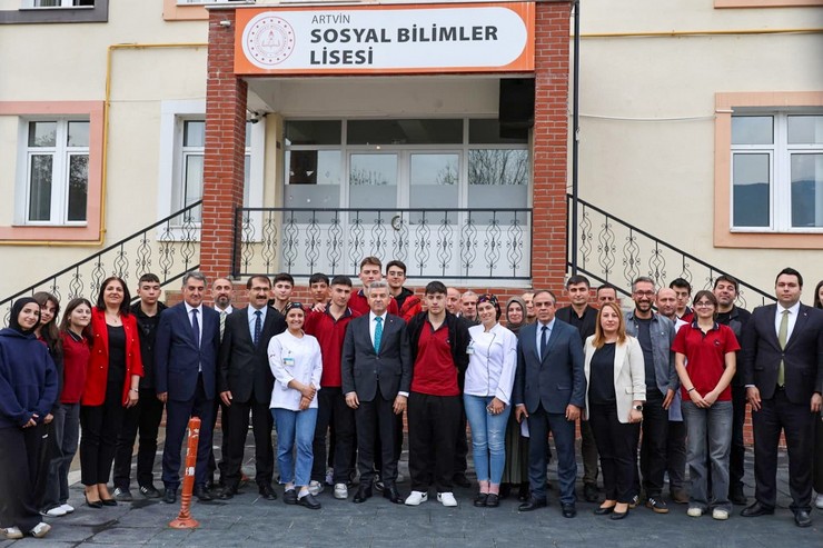 artvin-valisi-ergun-lise-ogrencileriyle-bir-araya-geldi-5.jpg