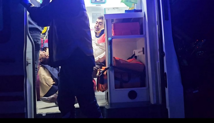 corumda-iscileri-tasiyan-kamyonetle-anahtar-parti-genel-baskan-yardimcisi-hayati-cetinin-de-icinde-bulundugu-minibusun-carpistigi-kazada-7-kisi-yaralandi-6.jpg