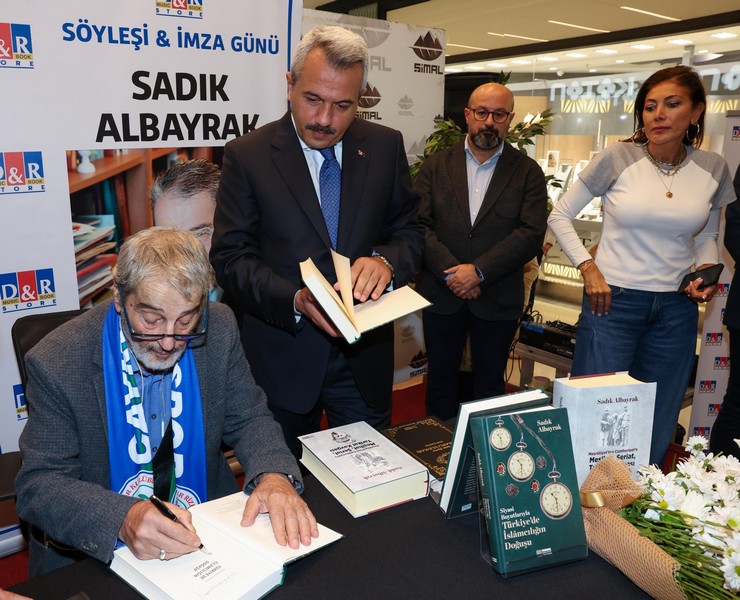 gazeteci-yazar-sadik-albayrak-rizedeki-imza-gununde-okurlariyla-bulustu-1.jpg