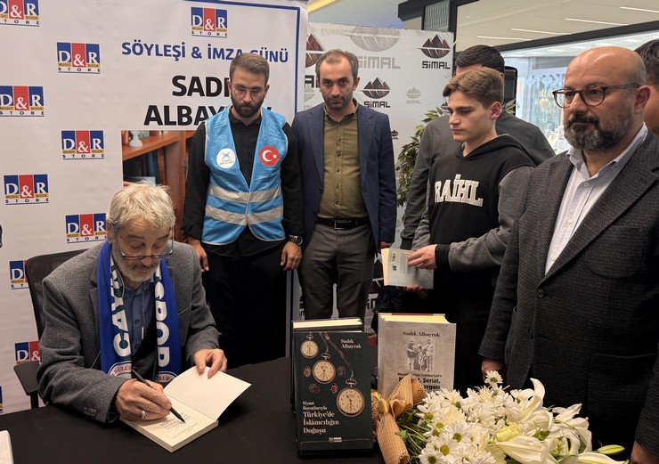 gazeteci-yazar-sadik-albayrak-rizedeki-imza-gununde-okurlariyla-bulustu-3.jpg