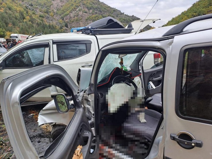 artvinin-savsat-ilcesinde-uc-aracin-karistigi-trafik-kazasinda-yaralanan-24-yasindaki-genc-tedavi-gordugu-hastanede-yasamini-yitirdi-7.jpg