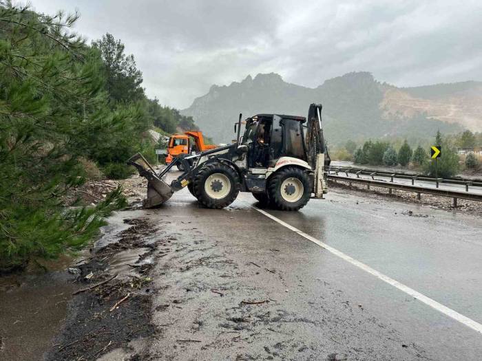 Osmaneli’de Sel Meydana Geldi, D650 Karayolu Taş Ve Toprak İle Kaplandı