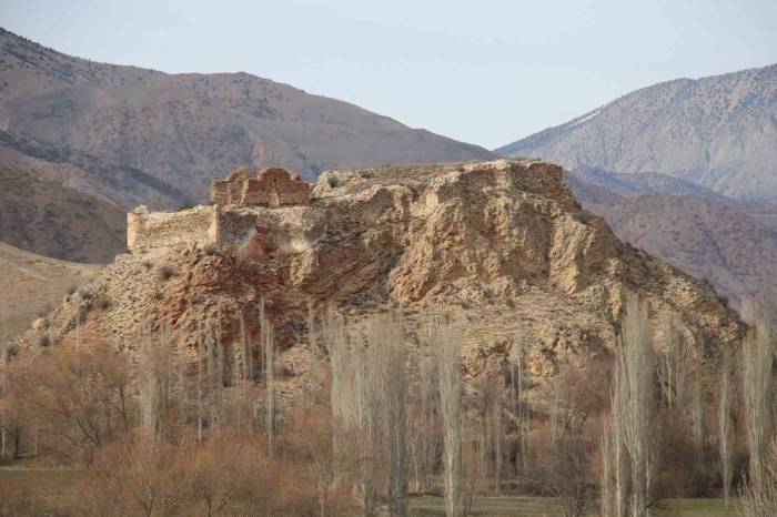Erzurum’daki Kız Ve Oğlan Kalesi İlgi Bekliyor