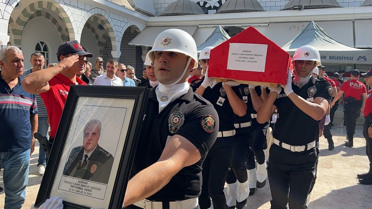 rizede-2018de-makaminda-ugradigi-silahli-saldiri-sonucu-sehit-olan-emniyet-muduru-altug-verdinin-yasamini-yitiren-emekli-emniyet-muduru-babasi-ertugrul-verdinin-cenaze-1.jpg