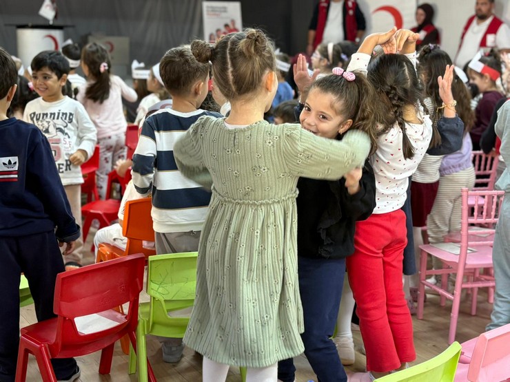 gulbahar-hatun-anaokulu-ogrencileri-kizilay-haftasi-kapsaminda-genc-kizilay-is-birligiyle-duzenlenen-ozel-bir-etkinlikle-yardimlasma-ve-insan-sevgisi-temalarini-bizza-10.jpg