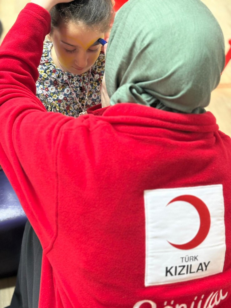 gulbahar-hatun-anaokulu-ogrencileri-kizilay-haftasi-kapsaminda-genc-kizilay-is-birligiyle-duzenlenen-ozel-bir-etkinlikle-yardimlasma-ve-insan-sevgisi-temalarini-bizza-4.jpg